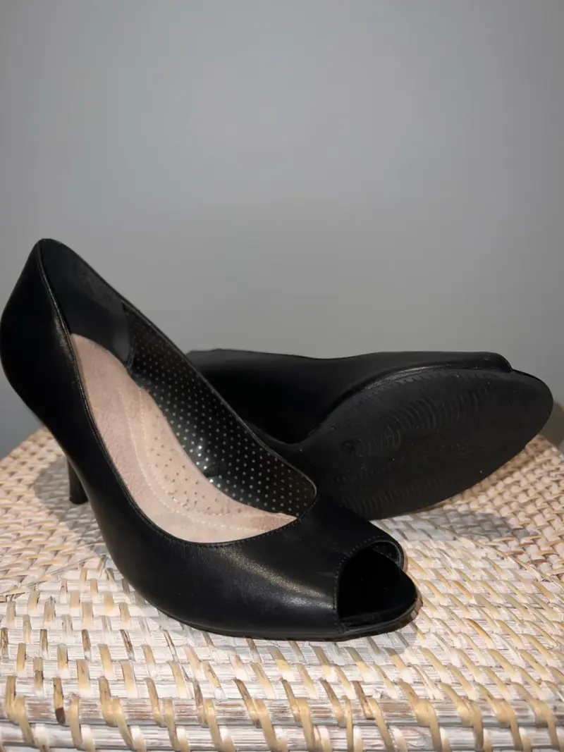 Zapatos de tacón negro con punta abierta - 2