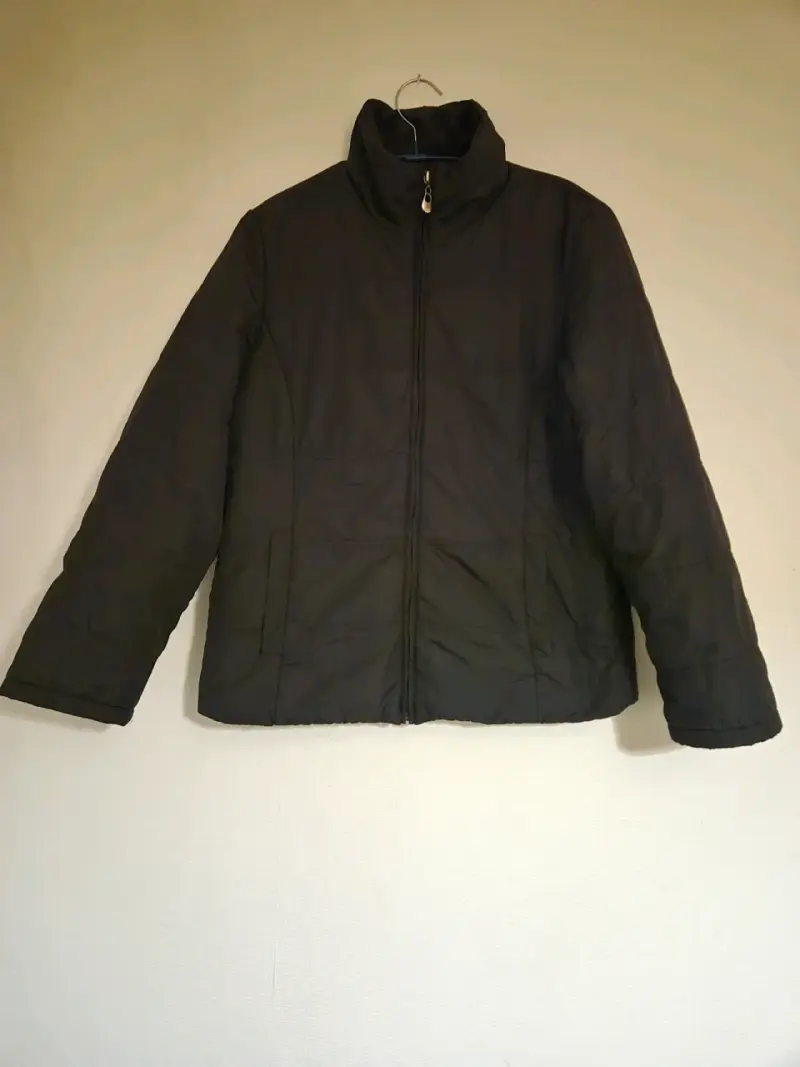 Parka Acolchada Negra Básica - Chaqueta de Inviern - 1