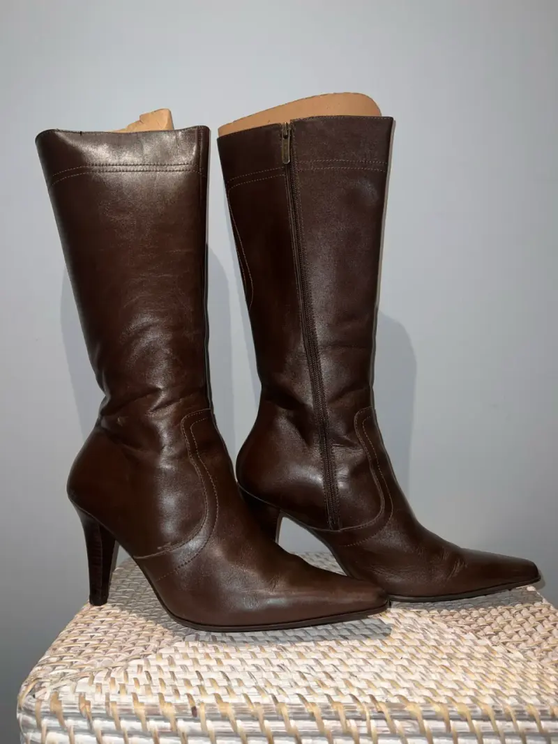 Botas de cuero marrón con tacón alto - 1