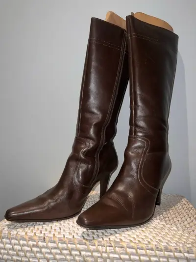 Botas de cuero marrón con tacón alto - miniatura 2