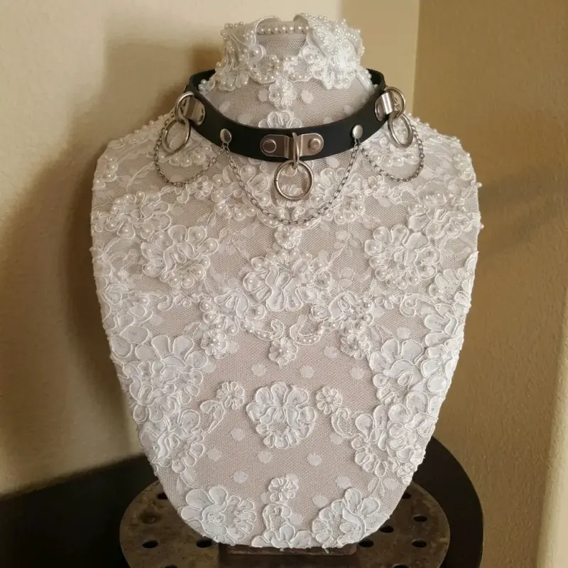 Collar de cuero con aros y cadenas (Choker)