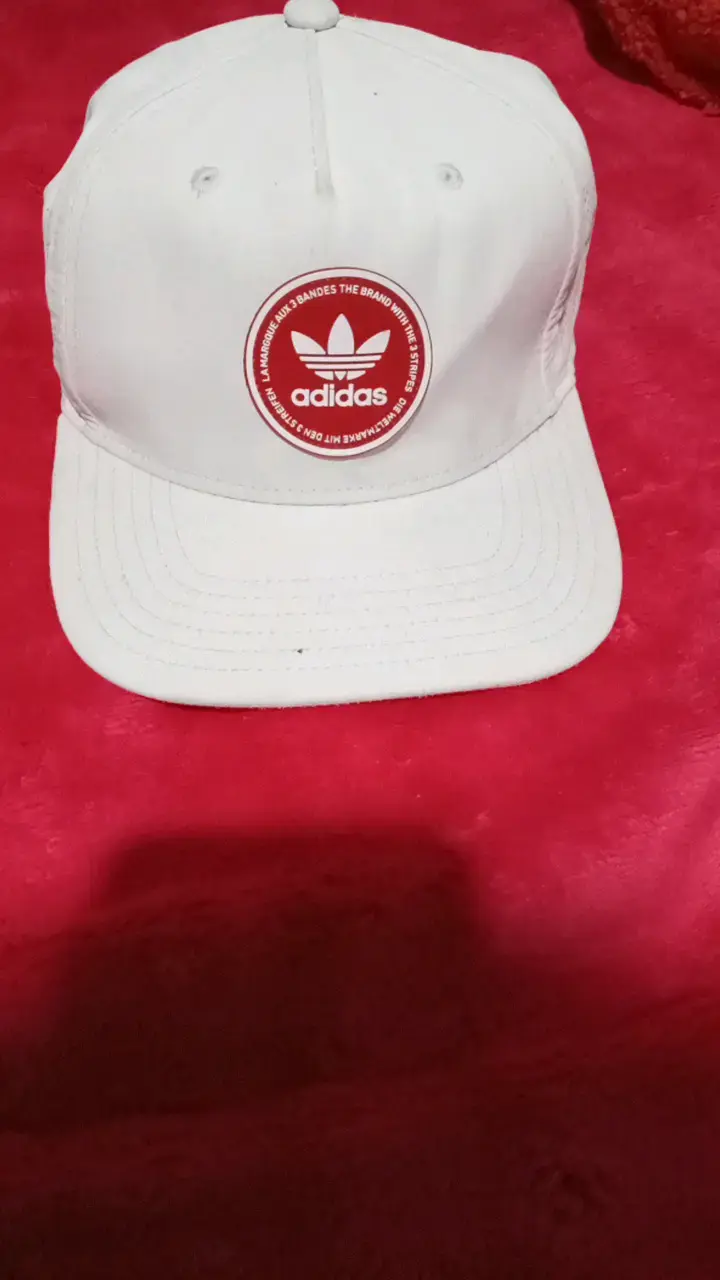 Gorra blanca Adidas con logo rojo - 1