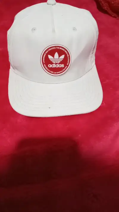 Gorra blanca Adidas con logo rojo - miniatura 1