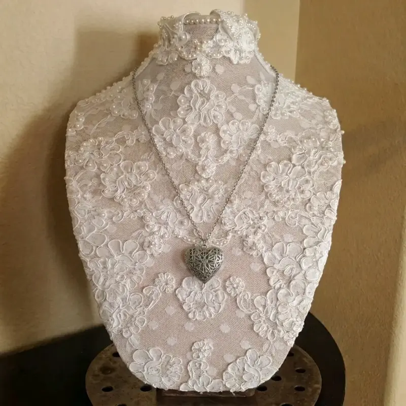 Collar de corazón plateado con relicario