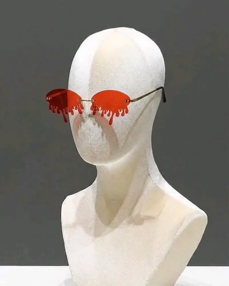 Gafas de sol con diseño rojo llamativo