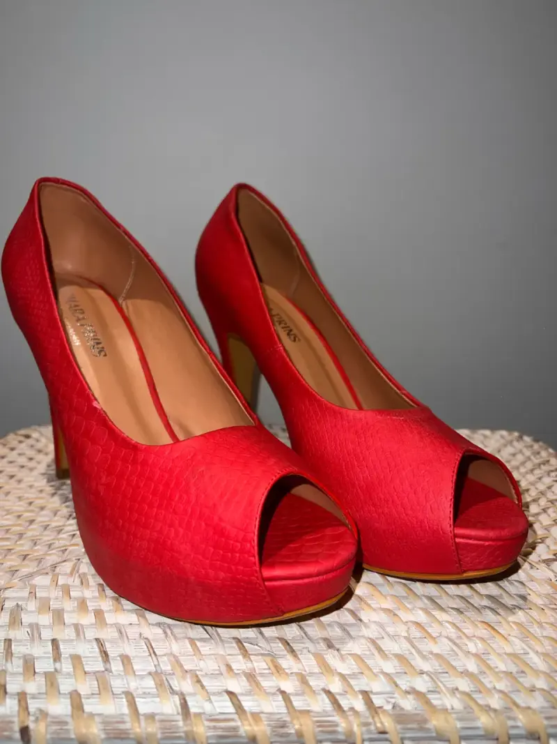 Tacones rojos con punta abierta - 1