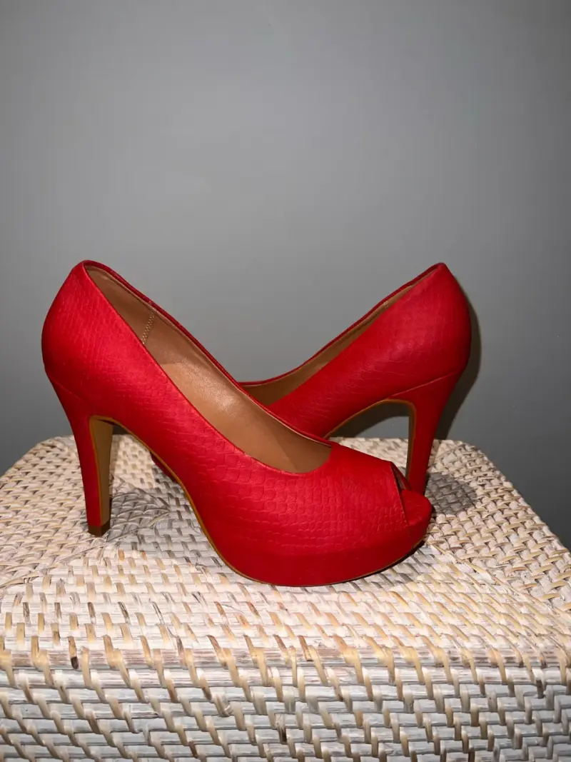 Tacones rojos con punta abierta - 2