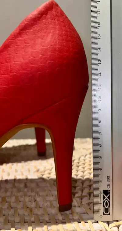 Tacones rojos con punta abierta - miniatura 4