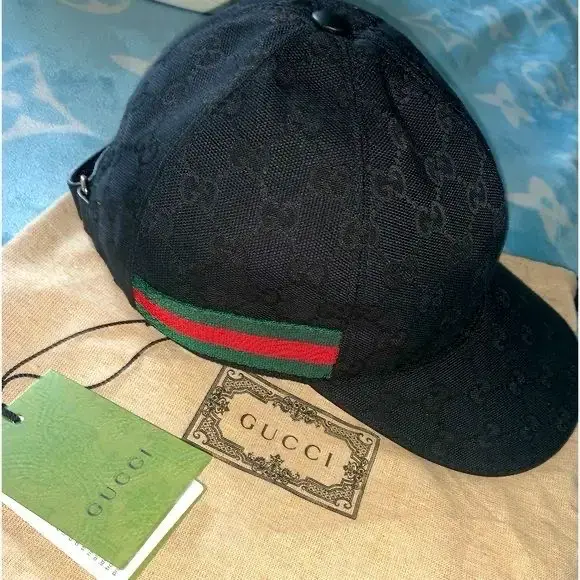 Gorra Gucci negra con logo y franjas