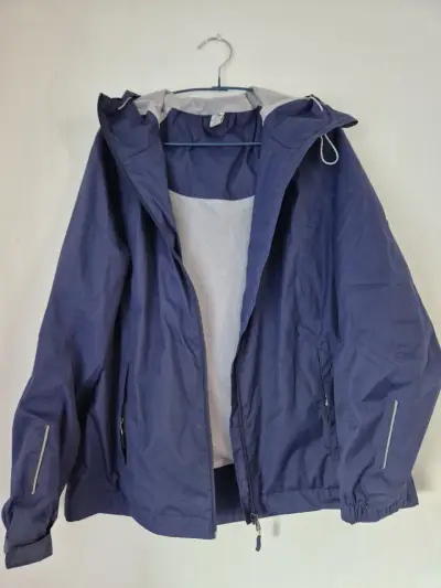 Chaqueta impermeable azul con capucha - miniatura 2