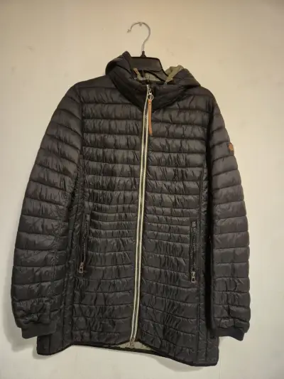 Chaqueta acolchada negra con capucha - miniatura 1