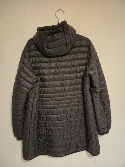 Chaqueta acolchada negra con capucha - miniatura 3