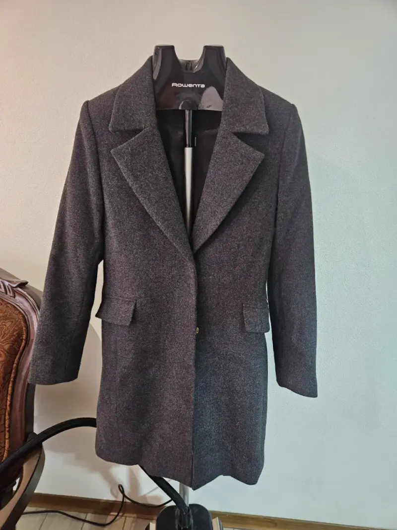 Abrigo gris oscuro elegante para mujer