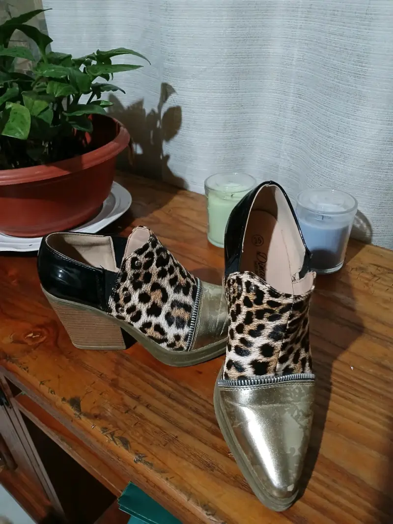 Botines de tacón animal print y dorado