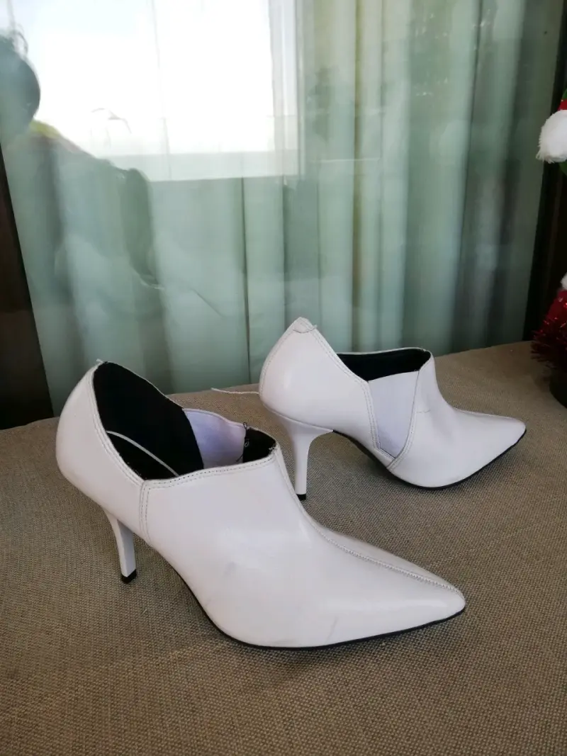 Botines de tacón blanco elegantes