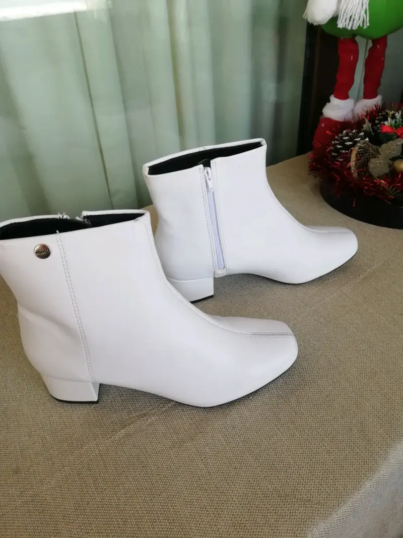 Botines blancos de cuero con cierre lateral