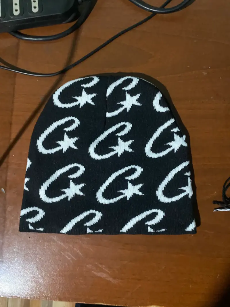 Gorro de lana negro con diseño de estrellas