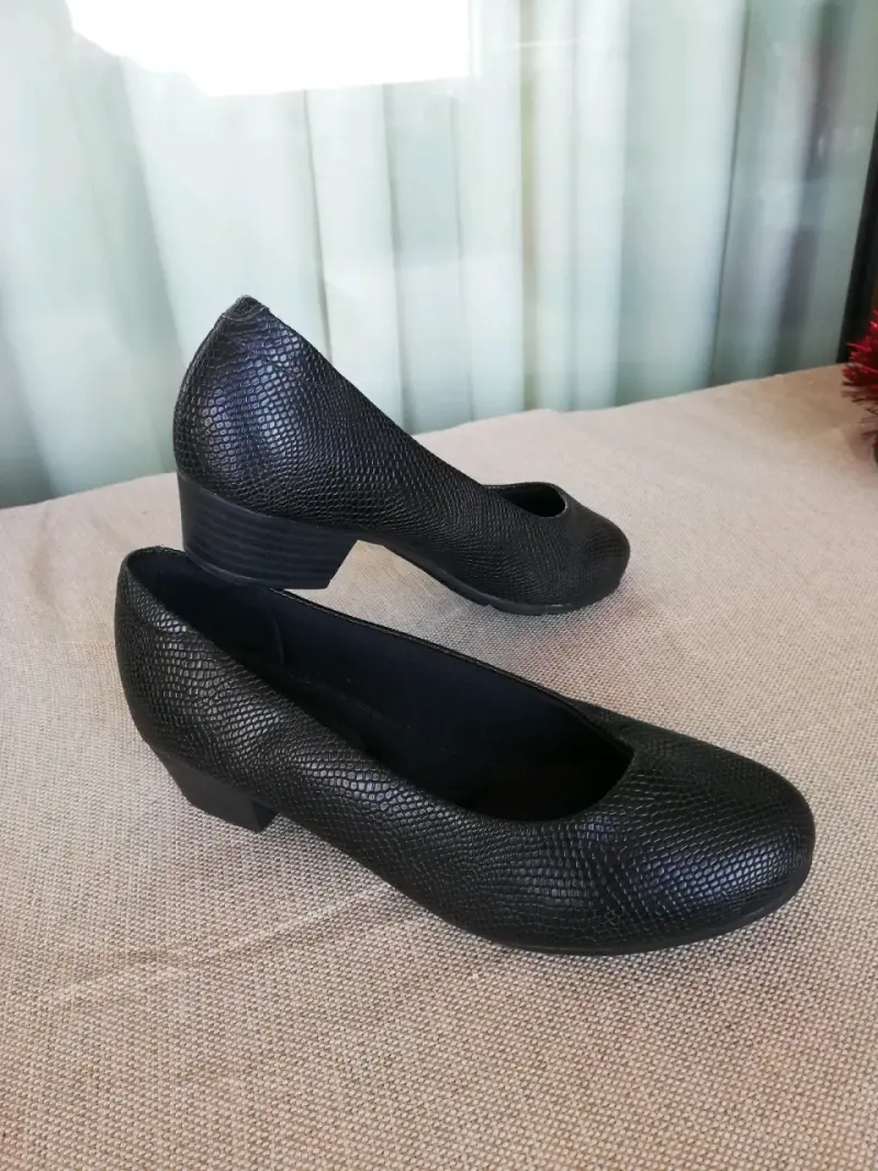 Zapatos de tacón bajo negros texturizados