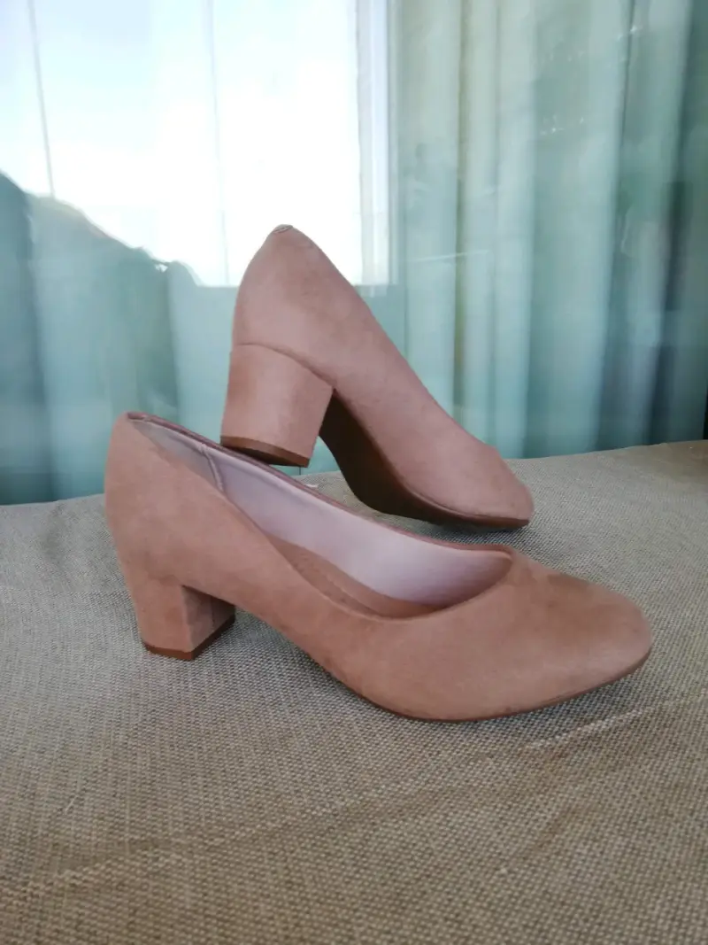 Zapatos de tacón medio color beige
