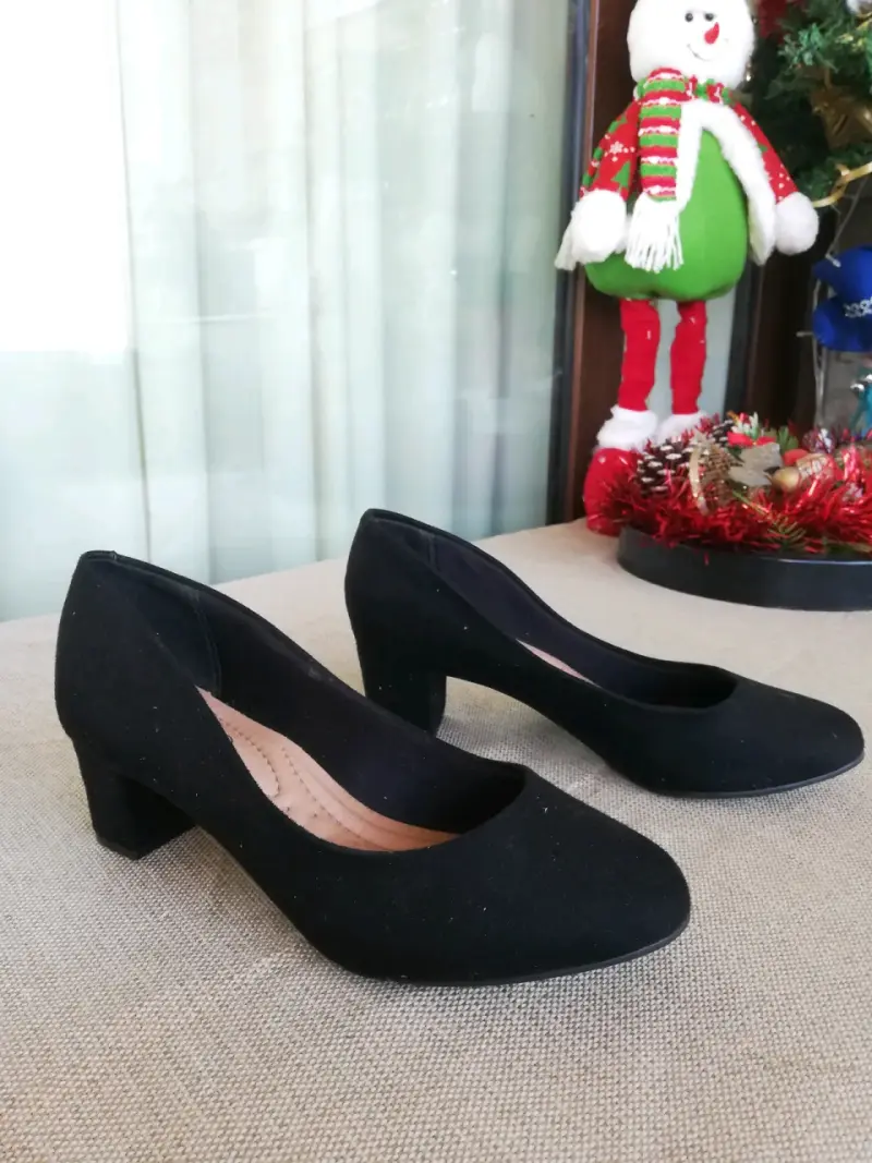 Zapatos de tacón bajo negros elegantes