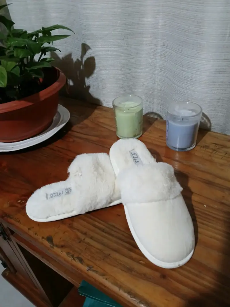 Pantuflas blancas de felpa para invierno