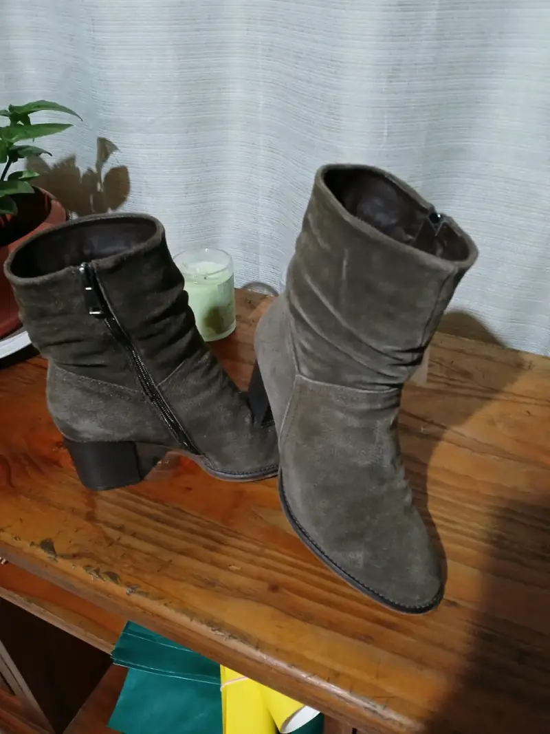 Botines de gamuza marrón con tacón - 2