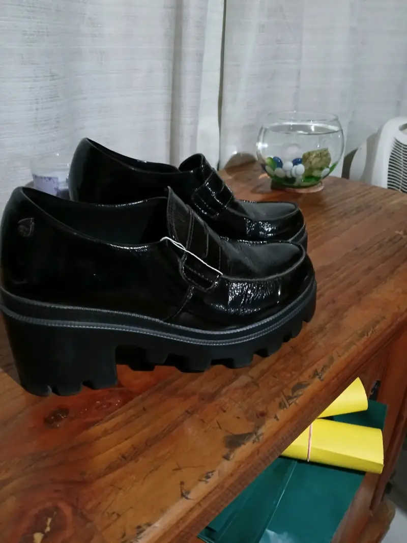 Zapatos de charol negro con plataforma - 1