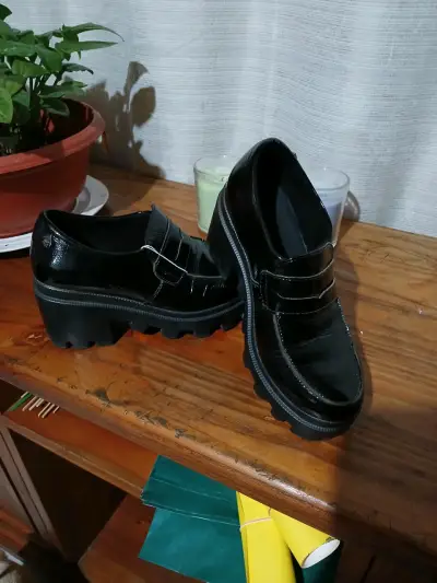 Zapatos de charol negro con plataforma - miniatura 2
