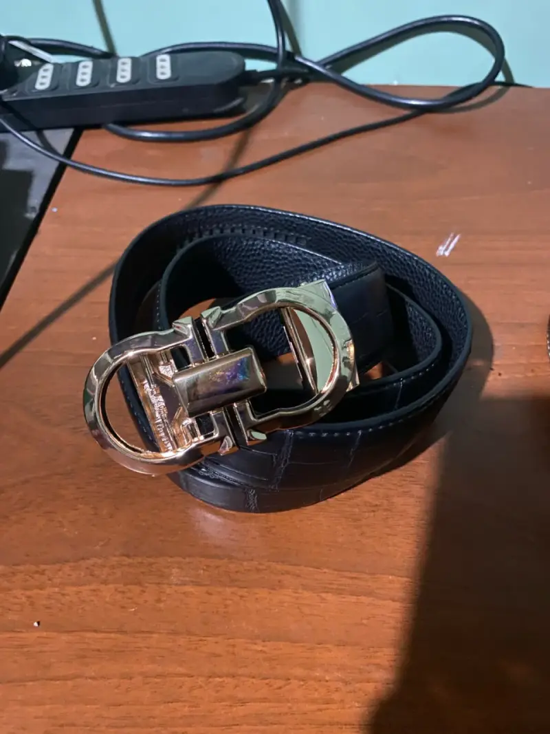 Cinturón de cuero negro con hebilla dorada