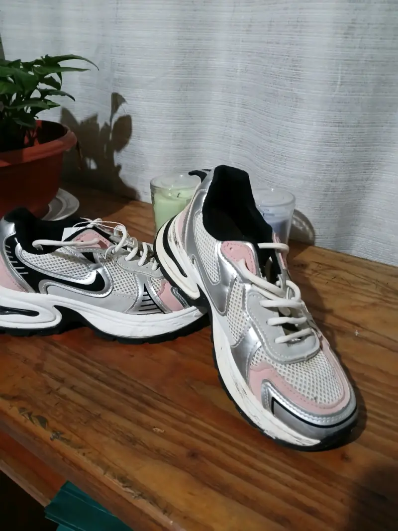 Zapatillas deportivas blancas y rosadas