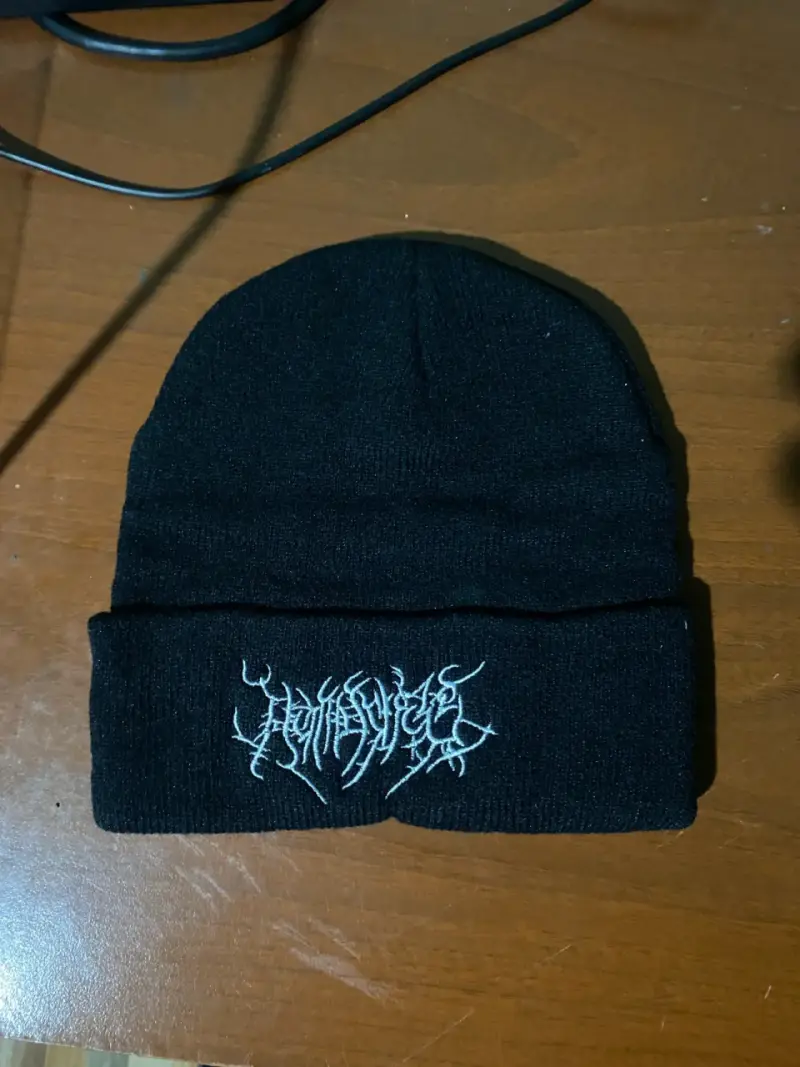 Gorro de lana negro con diseño bordado