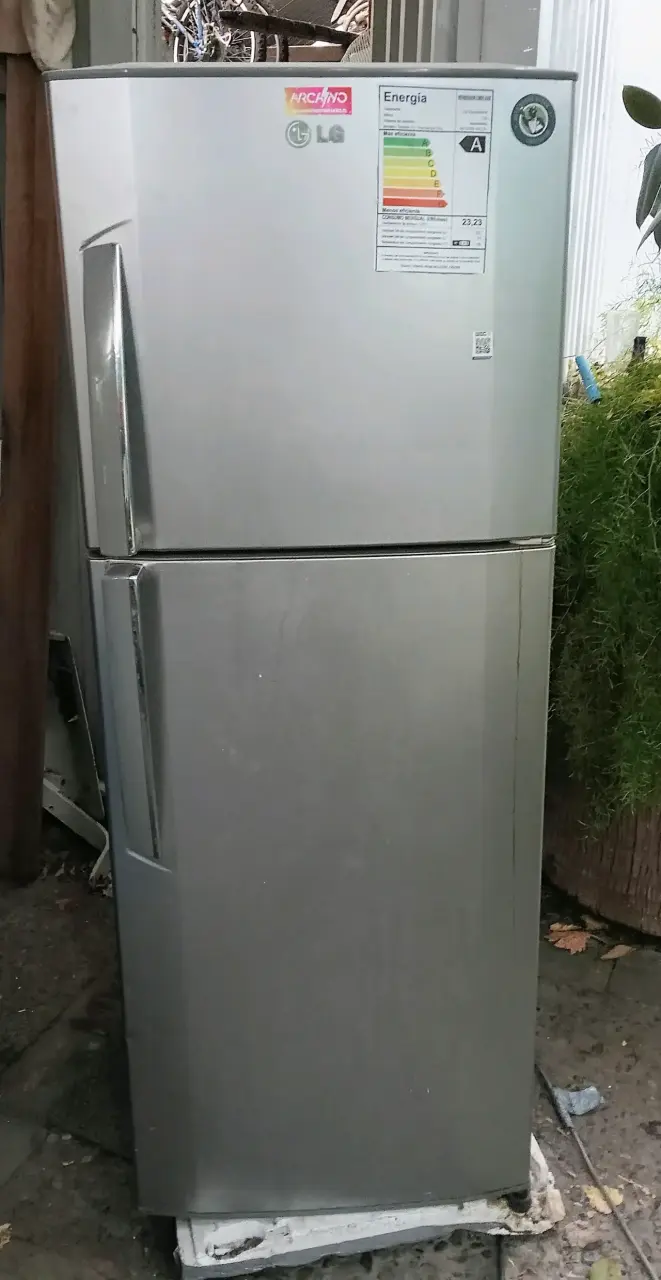 Refrigerador LG de dos puertas en buen estado - 1