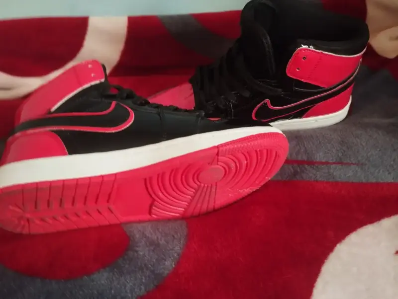 Zapatillas deportivas negras y rojas Nike - 1