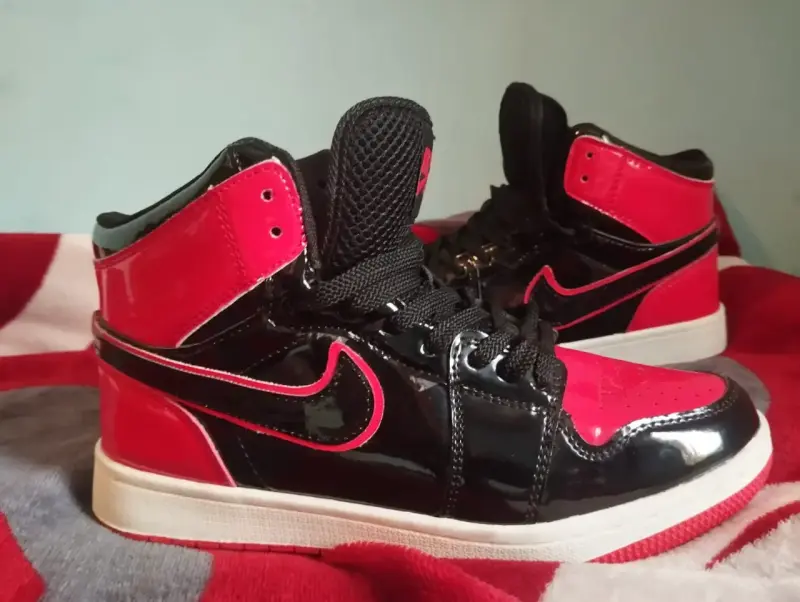Zapatillas deportivas negras y rojas Nike - 2