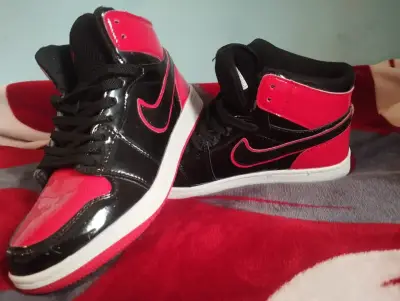 Zapatillas deportivas negras y rojas Nike - miniatura 3