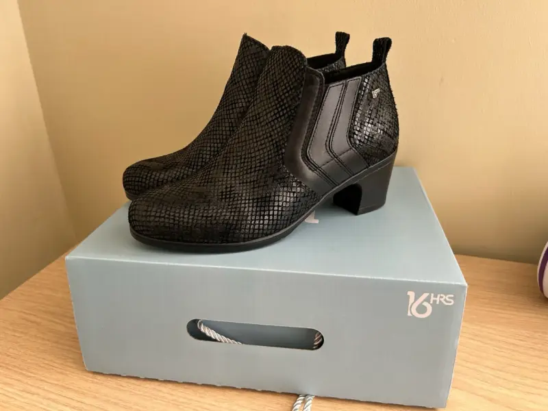 Botines negros de cuero 16 HRS - 1