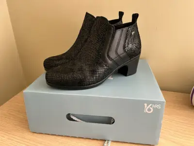 Botines negros de cuero 16 HRS - miniatura 1