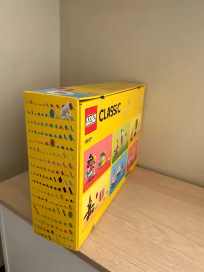 LEGO Classic Caja Creativa Fiesta 900 piezas - miniatura 2