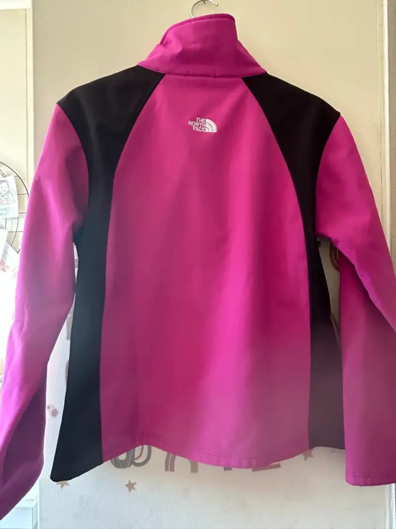 Chaqueta softshell The North Face fucsia y negra - 2