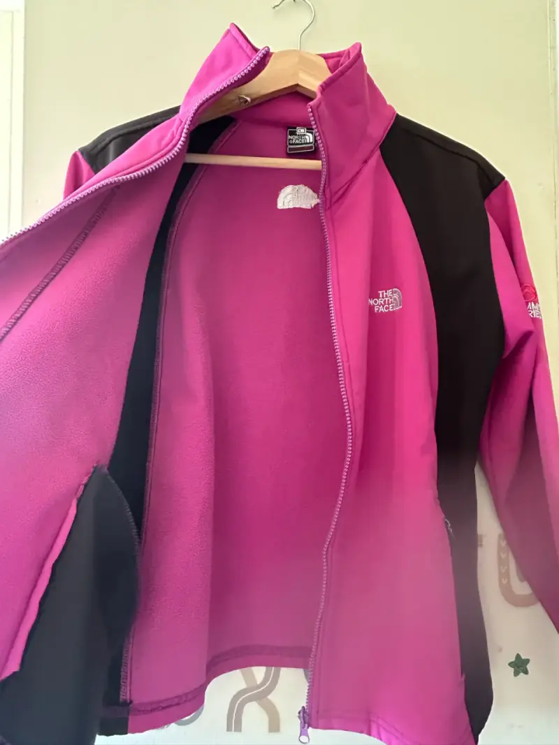 Chaqueta softshell The North Face fucsia y negra - 3
