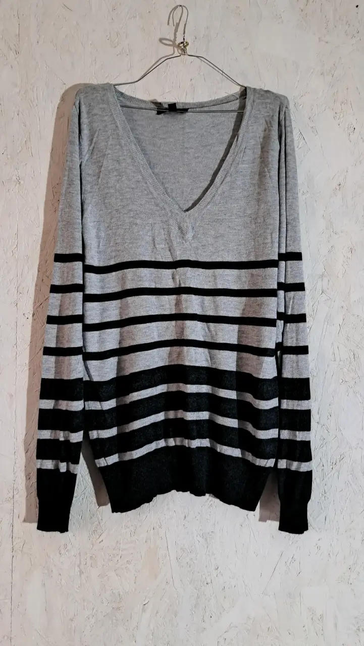 Suéter gris con rayas negras para mujer - 1