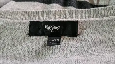 Suéter gris con rayas negras para mujer - miniatura 2
