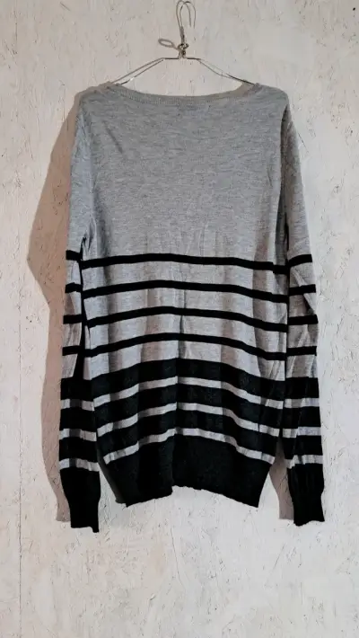 Suéter gris con rayas negras para mujer - miniatura 3
