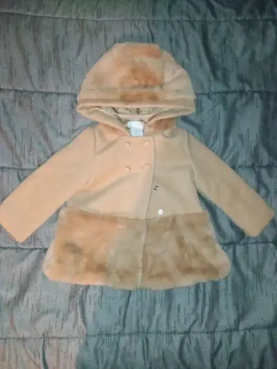 Abrigo infantil con capucha y detalles de piel - miniatura 1