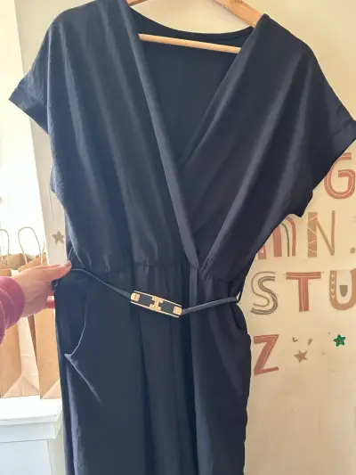 Enterito negro con cinturón elegante - miniatura 2