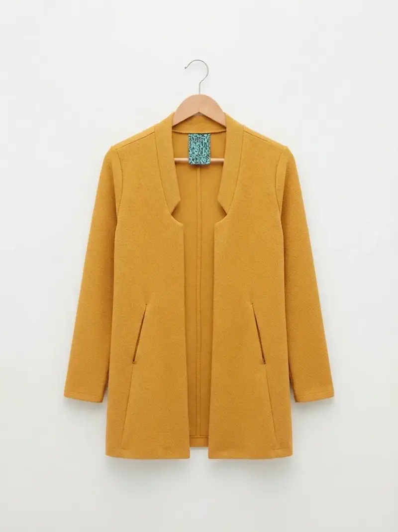 Abrigo mostaza de mujer elegante