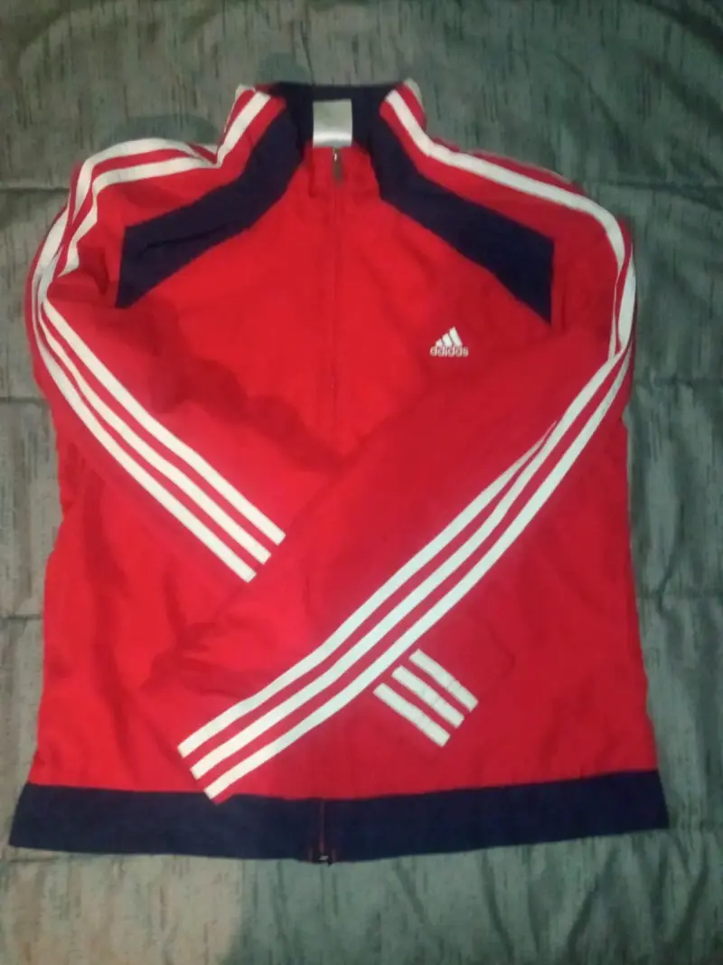Chaqueta deportiva Adidas roja con franjas - 2