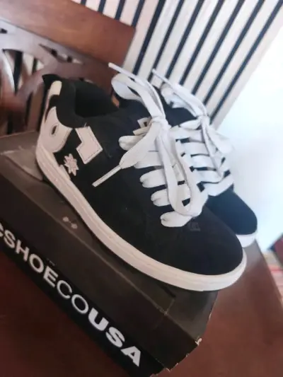 Zapatillas DC Shoes negras y blancas - miniatura 1