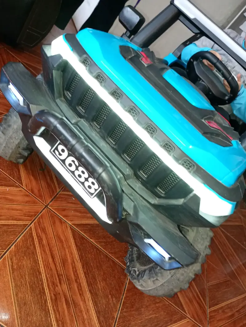 Auto eléctrico infantil azul con luces LED - 1