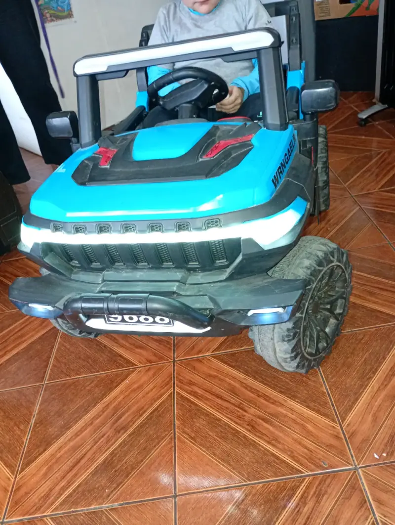 Auto eléctrico infantil azul con luces LED - 2